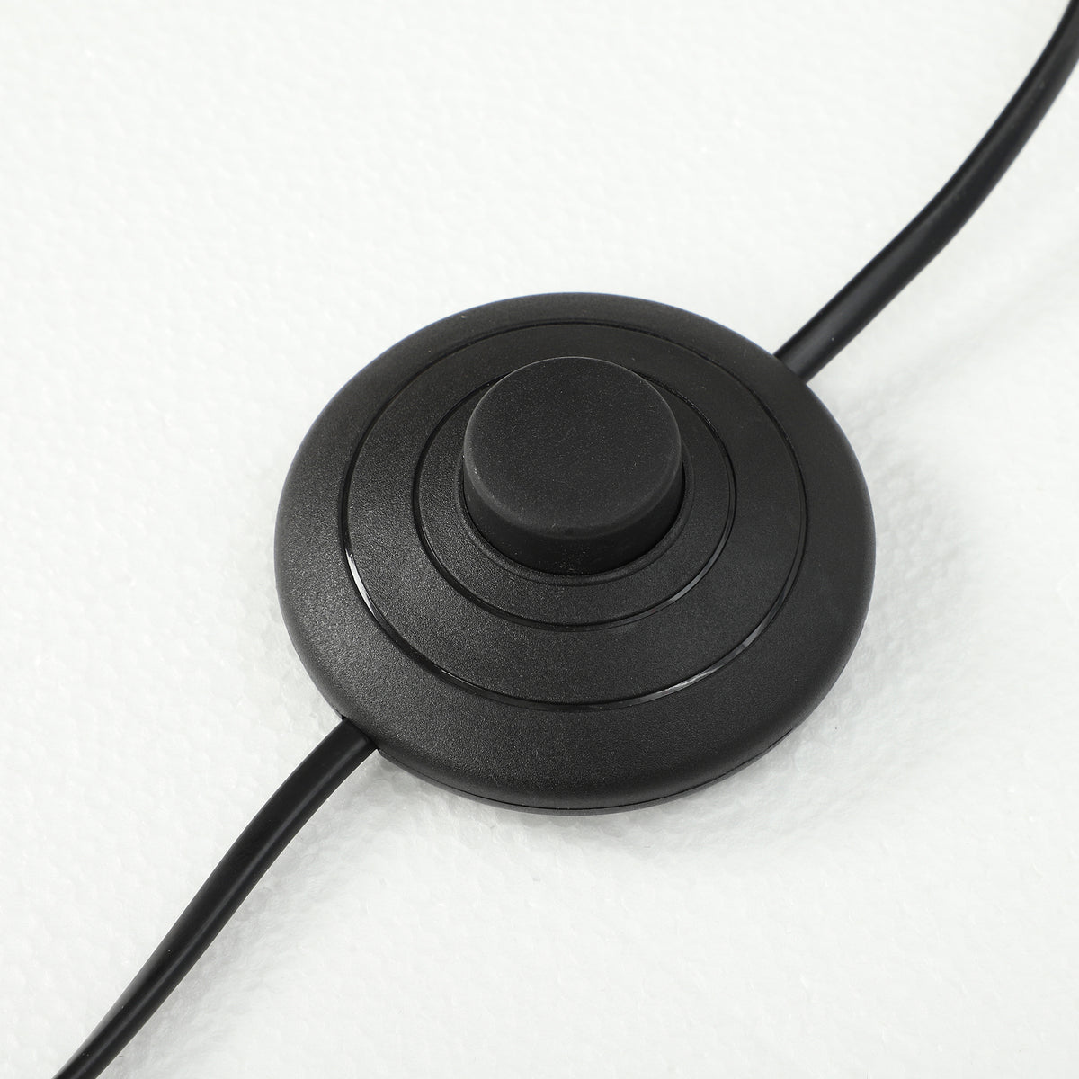 Interruptor de pie negro en el cable de la lámpara de pie