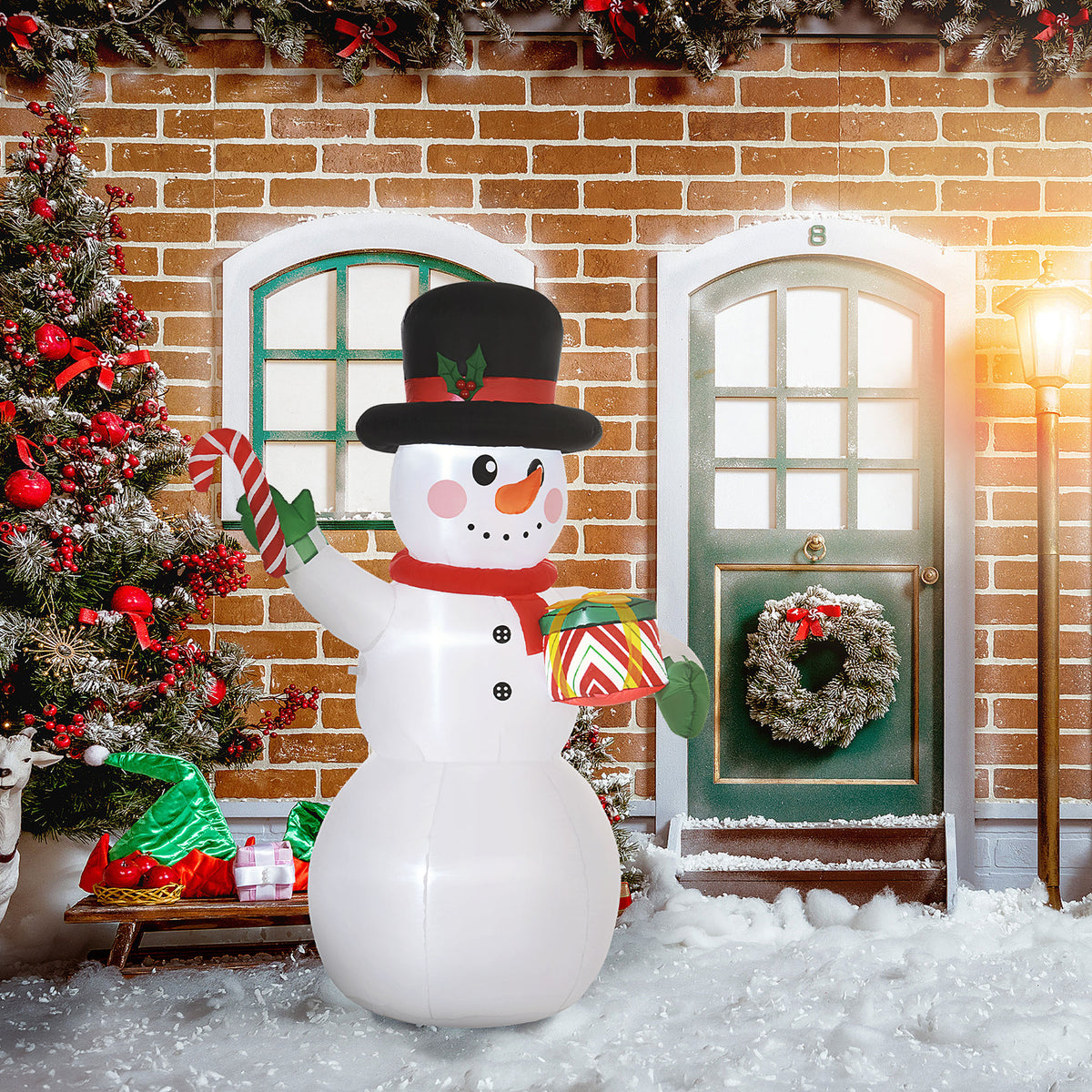Muñeco de nieve hinchable iluminado delante de una casa de ladrillo con una corona navideña