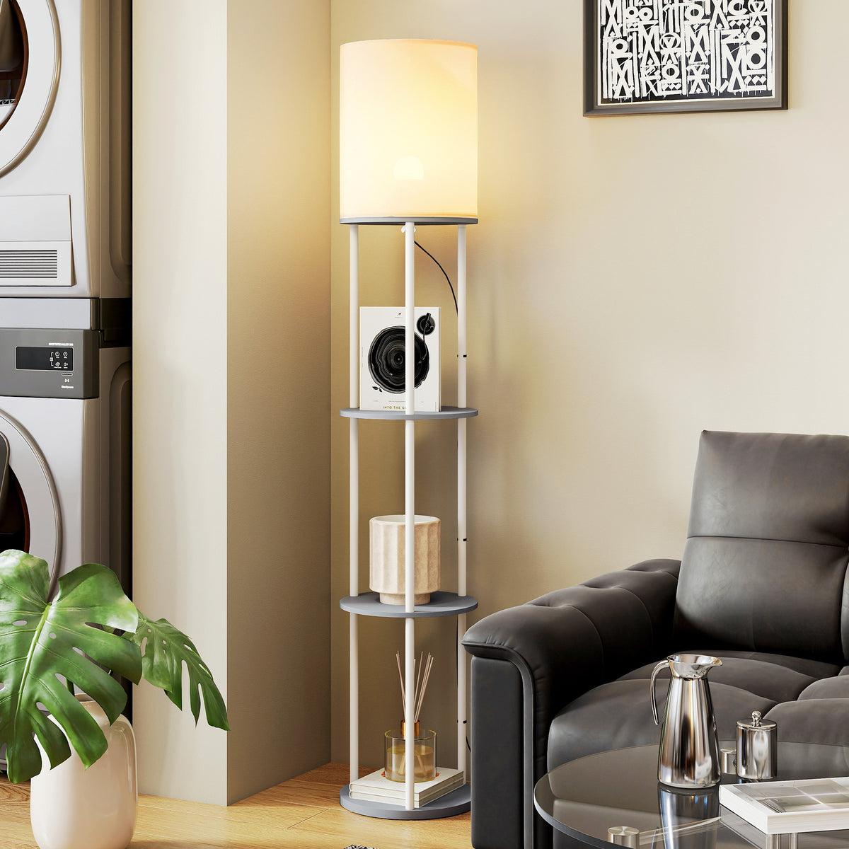 Lámpara de pie gris con estantes junto a un sillón