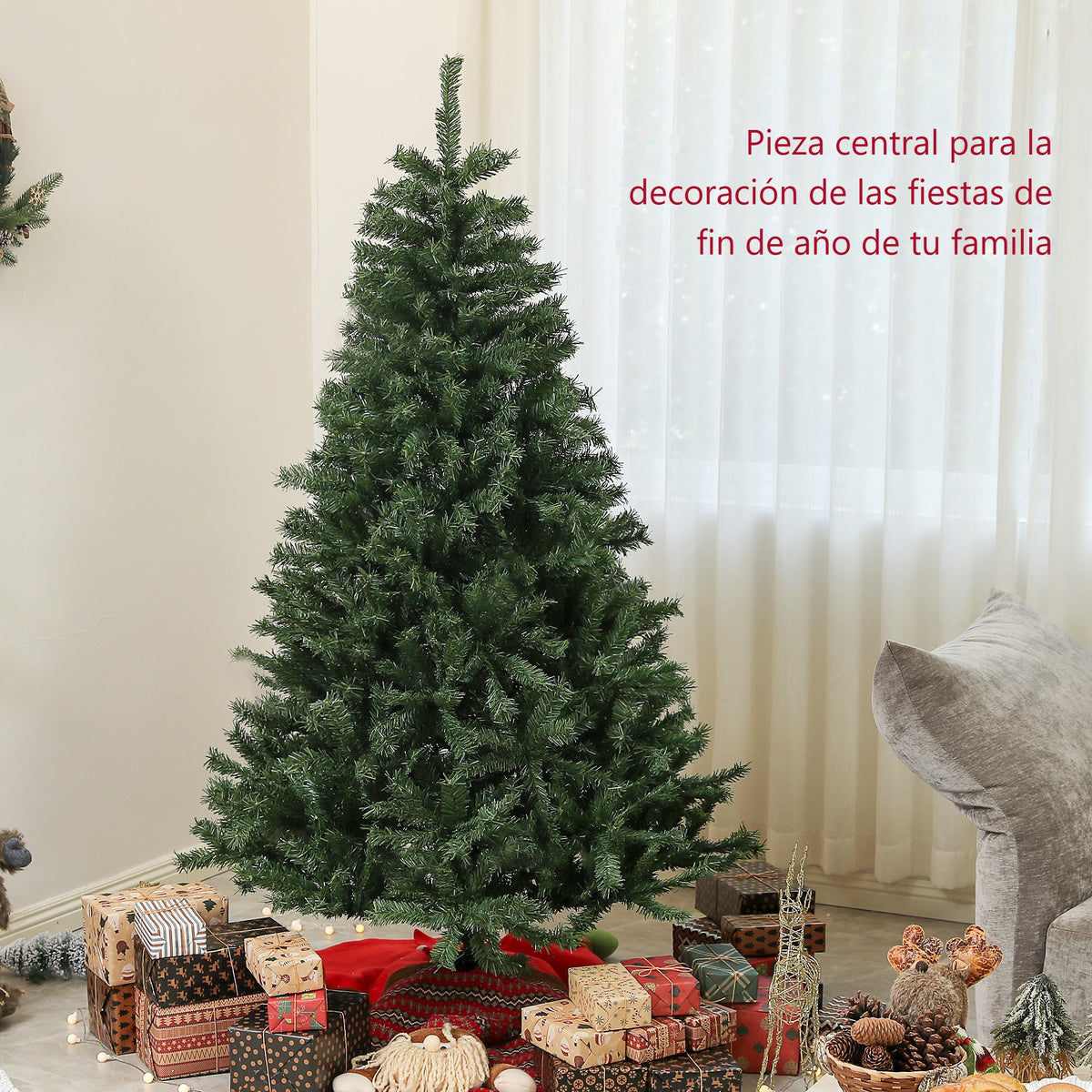 Árbol de Navidad en un salón luminoso con regalos: pieza central para las fiestas