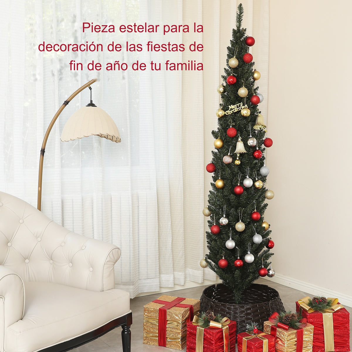 Pieza estelar para la decoración de las fiestas de fin de año: abeto estrecho decorado junto a una lámpara y un sillón
