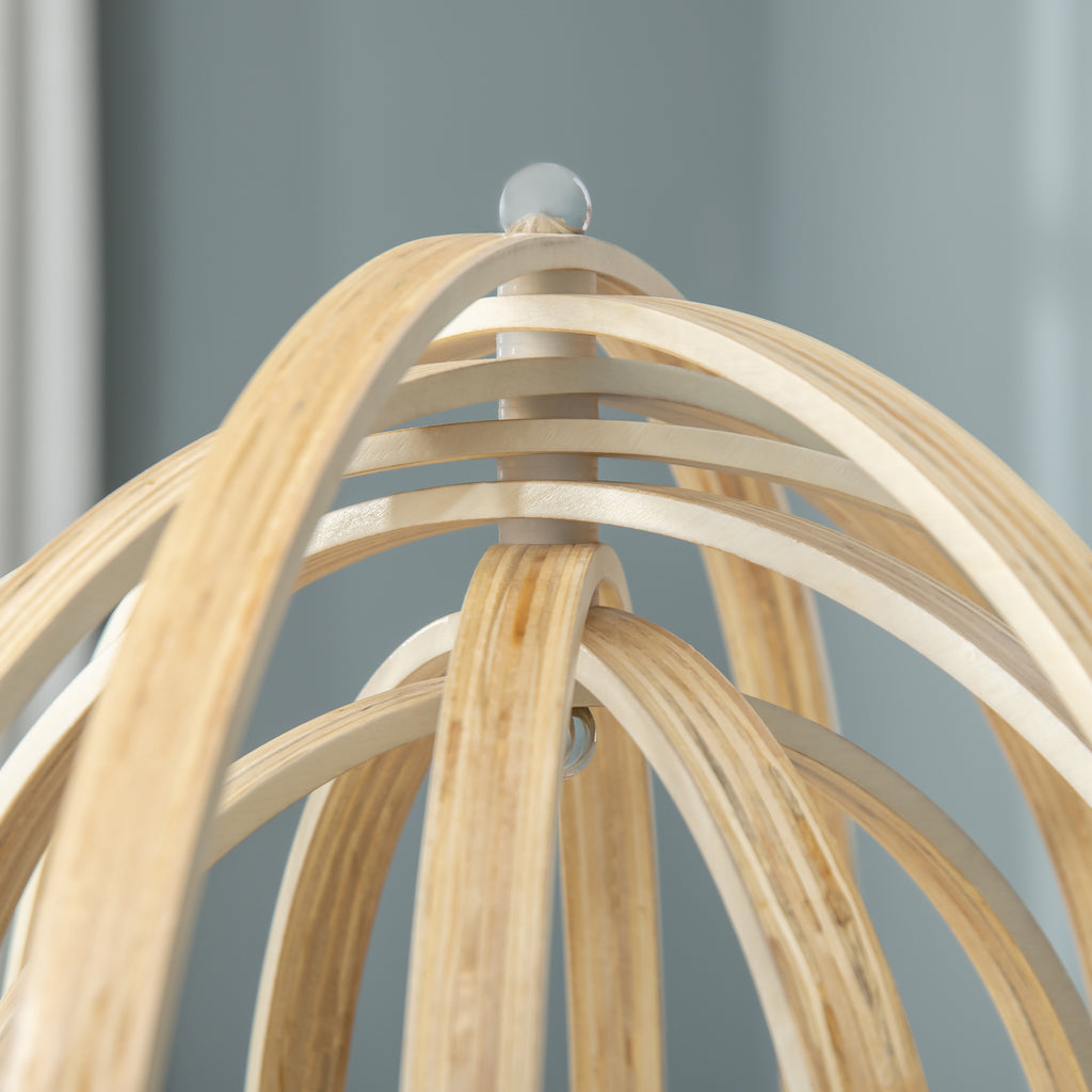 Detalle de los aros de madera curvada de la pantalla de la lámpara de pie