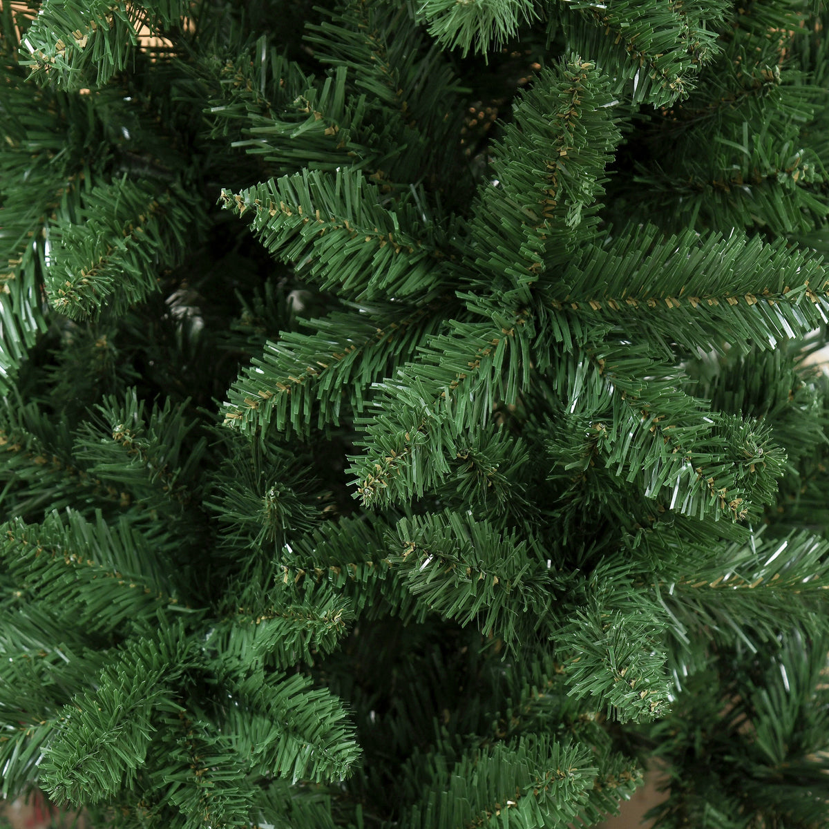 Detalle de las agujas de pino del abeto de Navidad artificial