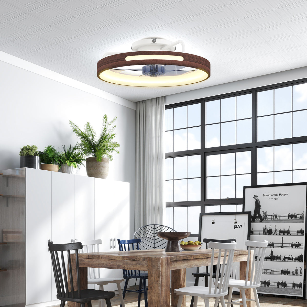 Ventilador de techo con luz en un dormitorio