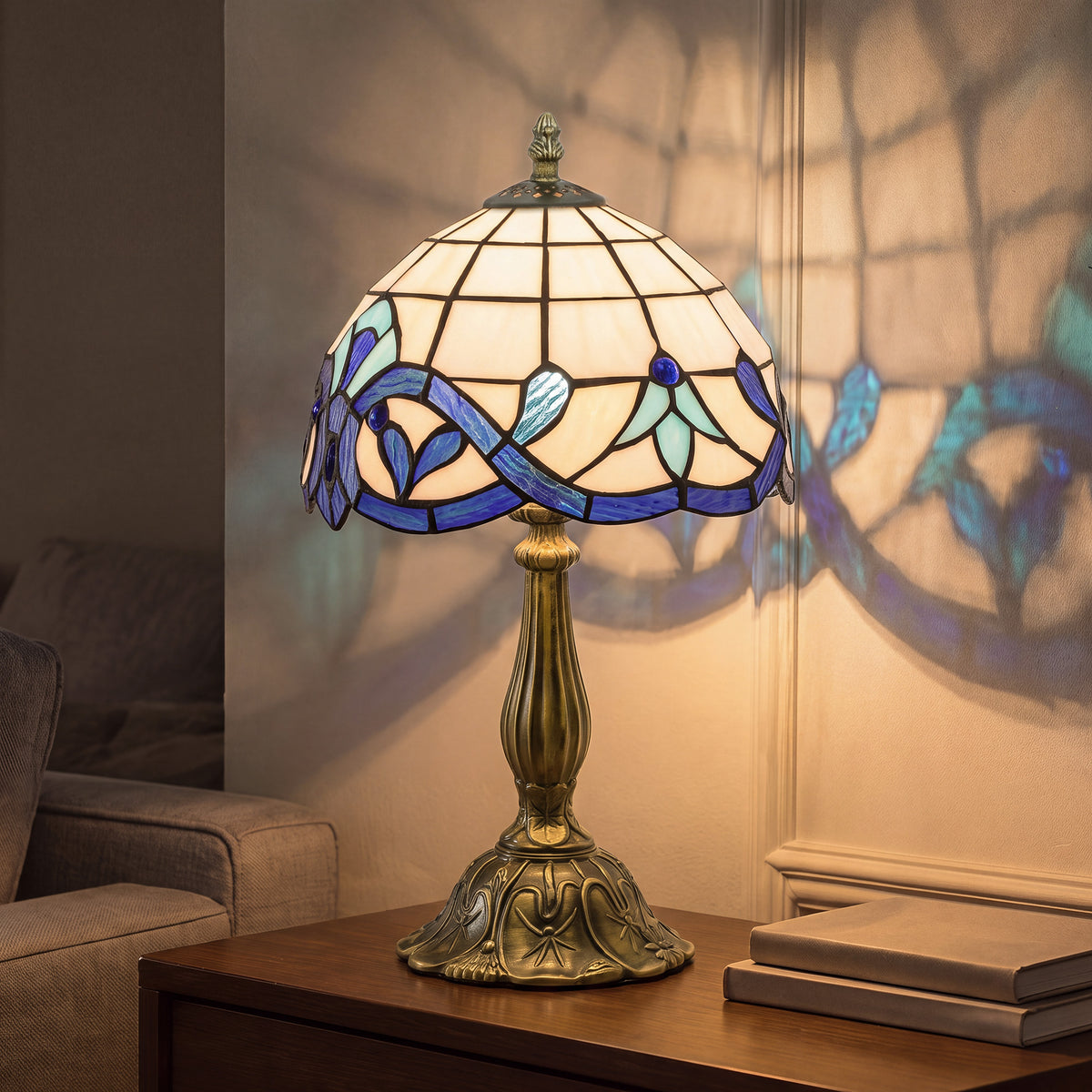 Lámpara de mesa Tiffany en una mesita de noche