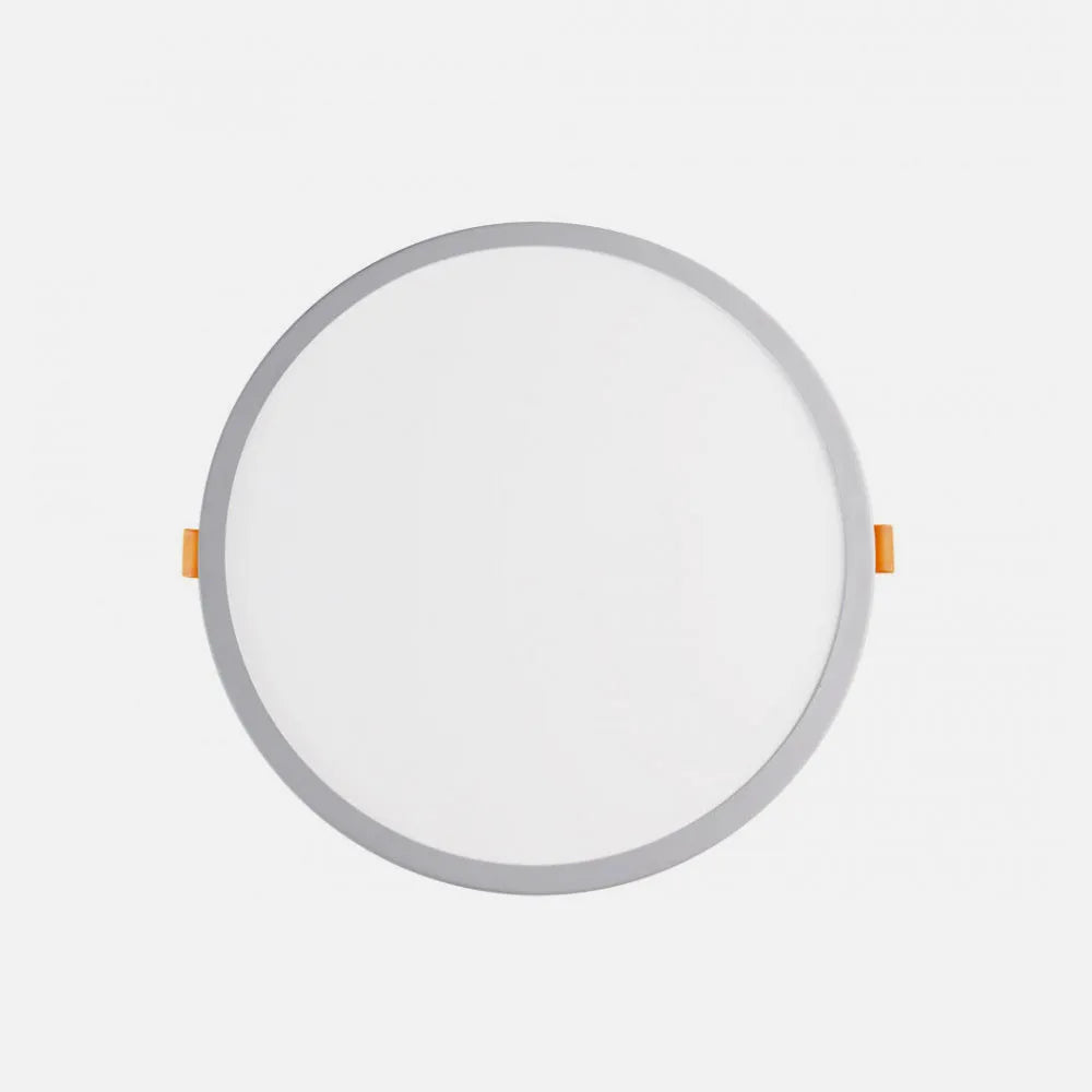 Downlight LED empotrable de 15 W visto de frente, con difusor blanco y aro de aluminio