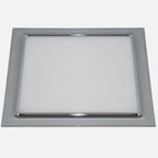Downlight LED empotrable cuadrado con marco cromado de 16 W visto de frente
