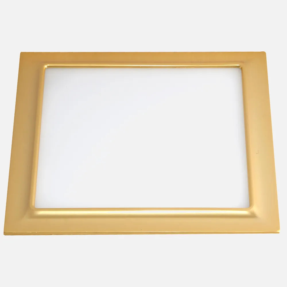 Downlight LED empotrable cuadrado con marco dorado de 16 W visto de frente