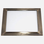 Downlight LED empotrable cuadrado con marco color cuero de 20 W visto de frente