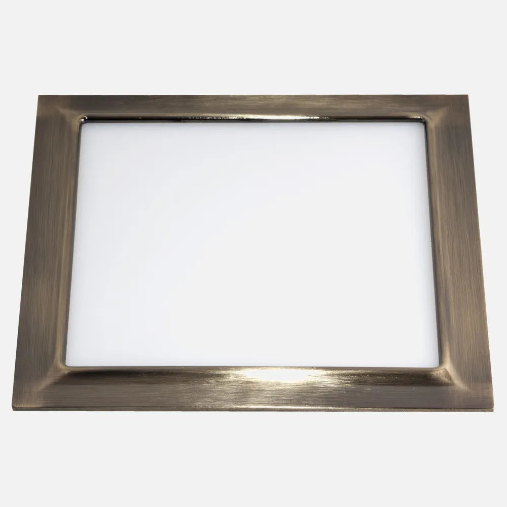 Downlight LED empotrable cuadrado con marco color cuero de 20 W visto de frente