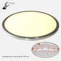 Downlight LED empotrable redondo de 20 W con acabado cromo, visto en perspectiva