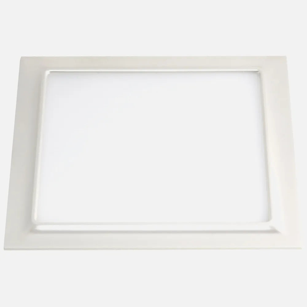 Downlight LED empotrable cuadrado con marco perla plata de 20 W visto de frente