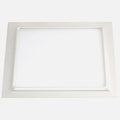 Downlight LED empotrable cuadrado con marco perla plata de 20 W visto de frente