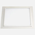 Downlight LED empotrable cuadrado con marco perla plata de 20 W visto de frente