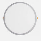 Downlight LED empotrable de 20 W visto de frente, con difusor blanco y aro de aluminio
