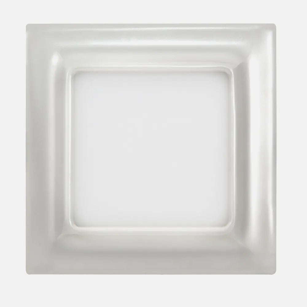 Downlight LED empotrable cuadrado con marco perla plata de 9 W visto de frente