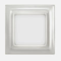Downlight LED empotrable cuadrado con marco perla plata de 9 W visto de frente