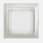 Downlight LED empotrable cuadrado con marco perla plata de 9 W visto de frente