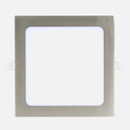 Downlight LED empotrable cuadrado de 24 W con acabado níquel, visto de frente