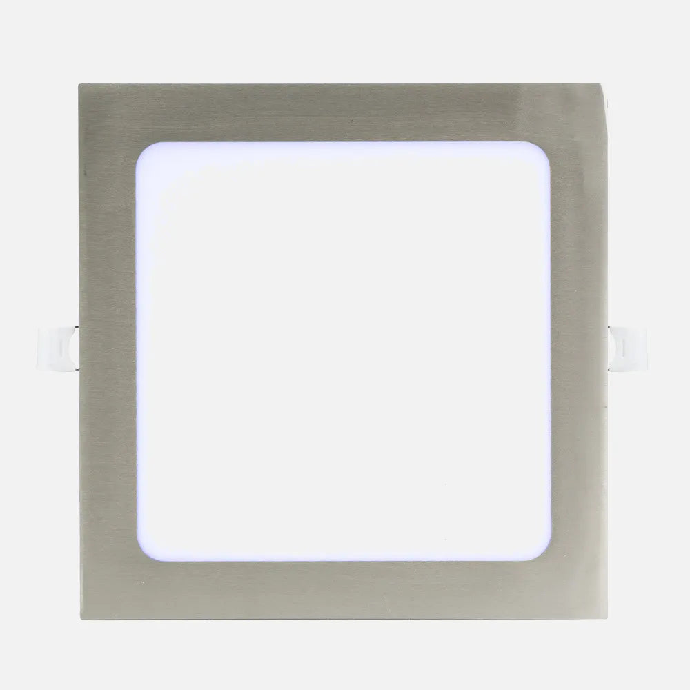 Downlight LED empotrable cuadrado de 24 W con acabado níquel, visto de frente