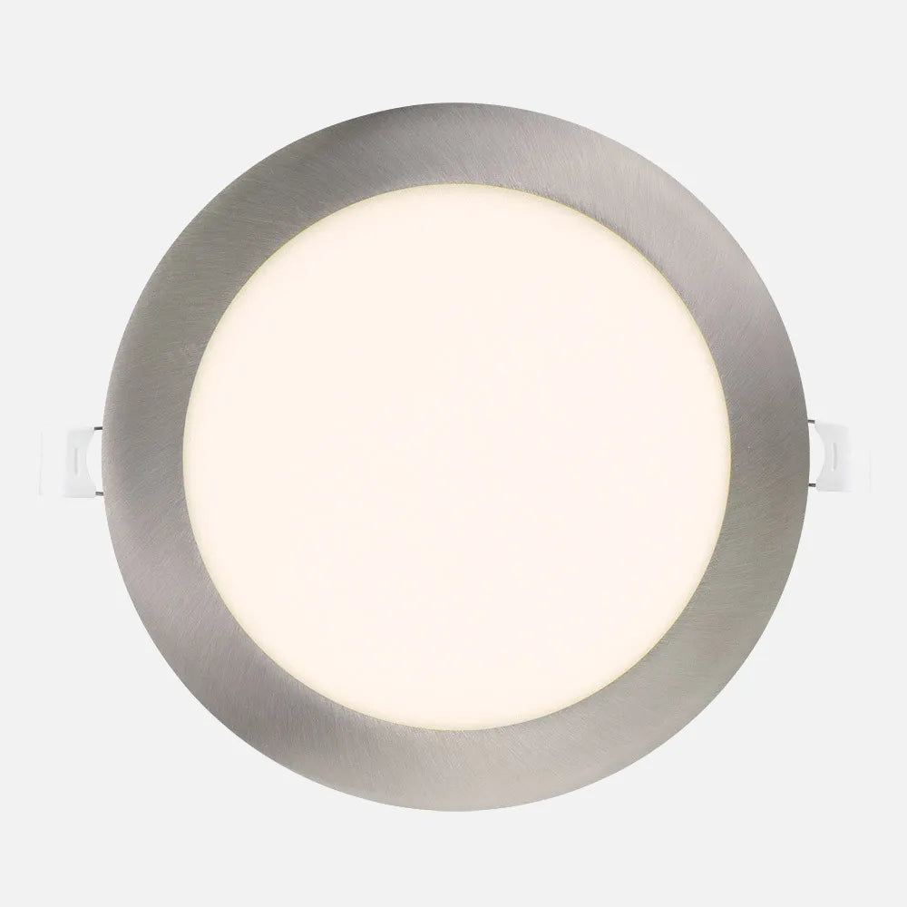 Downlight LED empotrable redondo de 24 W con acabado níquel, visto de frente
