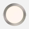 Downlight LED empotrable redondo de 24 W con acabado níquel, visto de frente