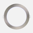 Downlight LED empotrable redondo de 24 W con acabado níquel, visto de frente