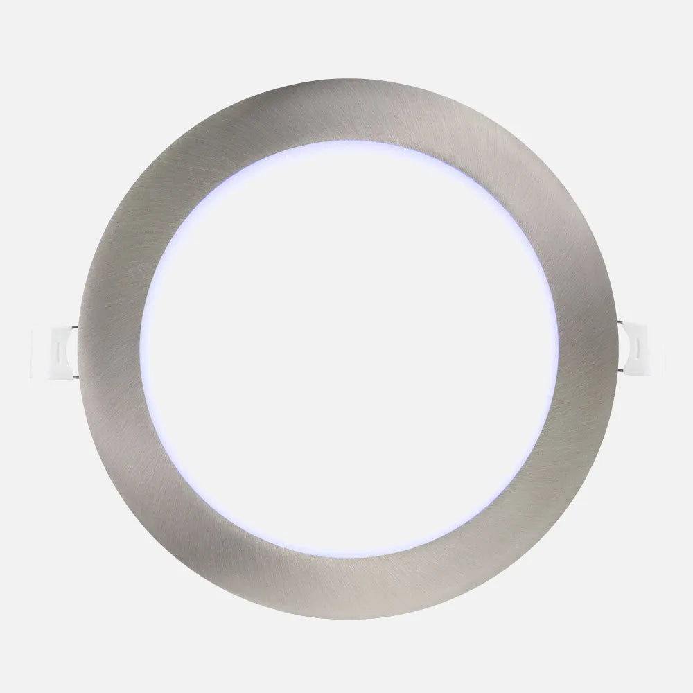 Downlight LED empotrable redondo de 24 W con acabado níquel, visto de frente