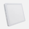 Dos vistas de un downlight LED cuadrado de superficie blanco de 24 W y 6500 K