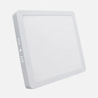 Dos vistas de un downlight LED cuadrado de superficie blanco de 24 W y 6500 K
