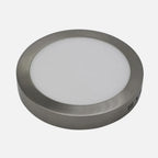 Dos vistas de un downlight LED de superficie acabado níquel de 18 W con tres tonos de luz seleccionables