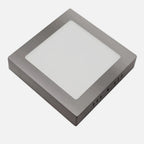 Dos vistas de un downlight LED cuadrado de superficie acabado níquel de 12 W con tres tonos de luz seleccionables
