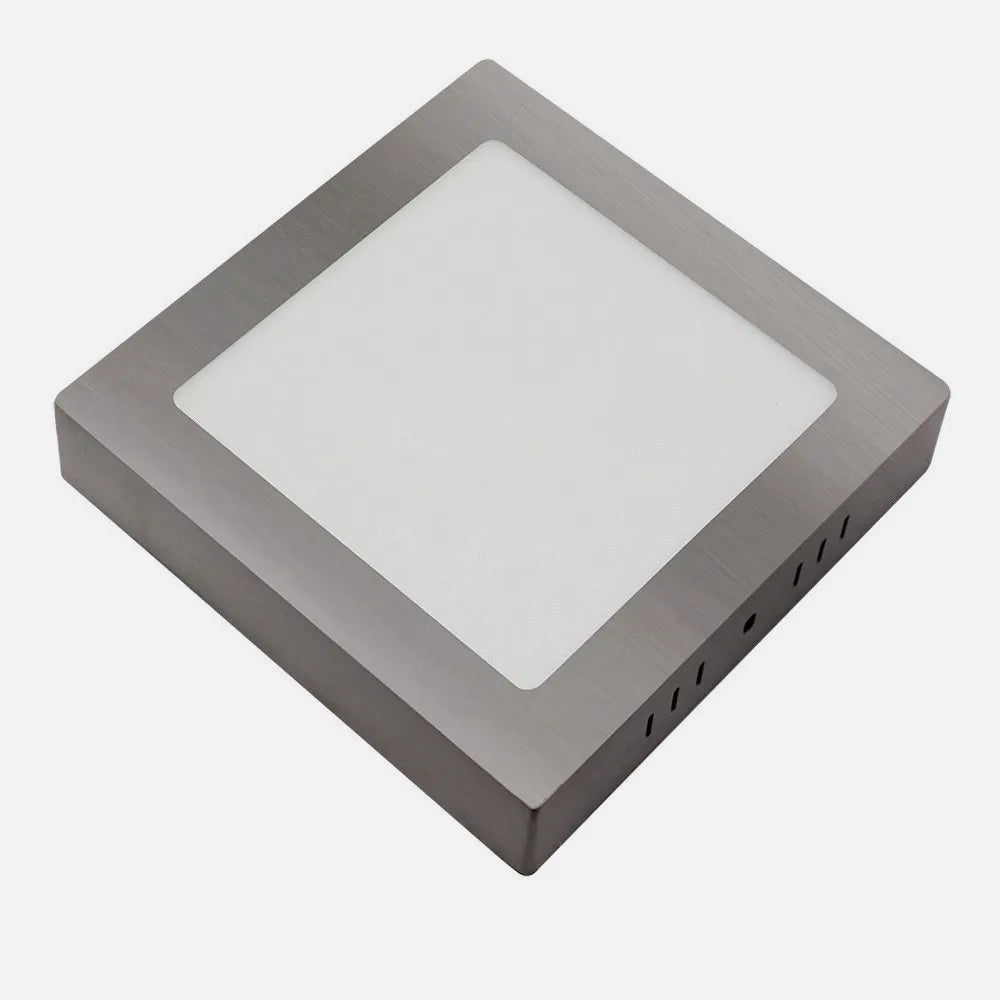Dos vistas de un downlight LED cuadrado de superficie acabado níquel de 12 W con tres tonos de luz seleccionables