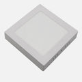 Dos vistas de un downlight LED cuadrado de superficie blanco de 18 W con tres tonos de luz seleccionables