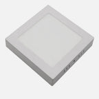 Dos vistas de un downlight LED cuadrado de superficie blanco de 18 W con tres tonos de luz seleccionables
