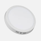 Dos vistas de un downlight LED de superficie blanco de 12 W y 6500 K