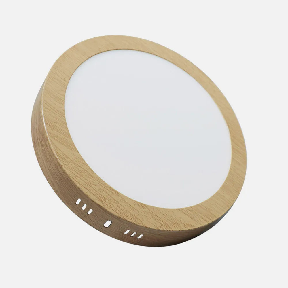 Dos vistas de un downlight LED de superficie acabado haya de 18 W y 6500 K