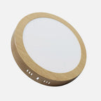 Dos vistas de un downlight LED de superficie acabado haya de 18 W y 6500 K