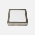 Downlight LED cuadrado de superficie acabado níquel de 18 W visto de perfil