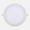 Downlight LED empotrable blanco de 12 W y 6500 K visto de frente, con los muelles de sujeción