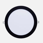 Downlight LED empotrable negro de 18 W y 6500 K visto de frente, con los muelles de sujeción