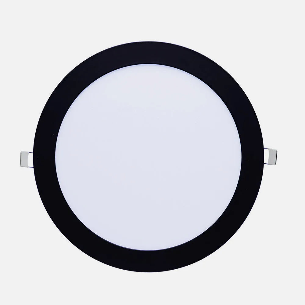 Downlight LED empotrable negro de 18 W y 6500 K visto de frente, con los muelles de sujeción