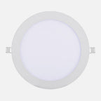 Downlight LED empotrable blanco de 9 W y 6500 K visto de frente, con los muelles de sujeción