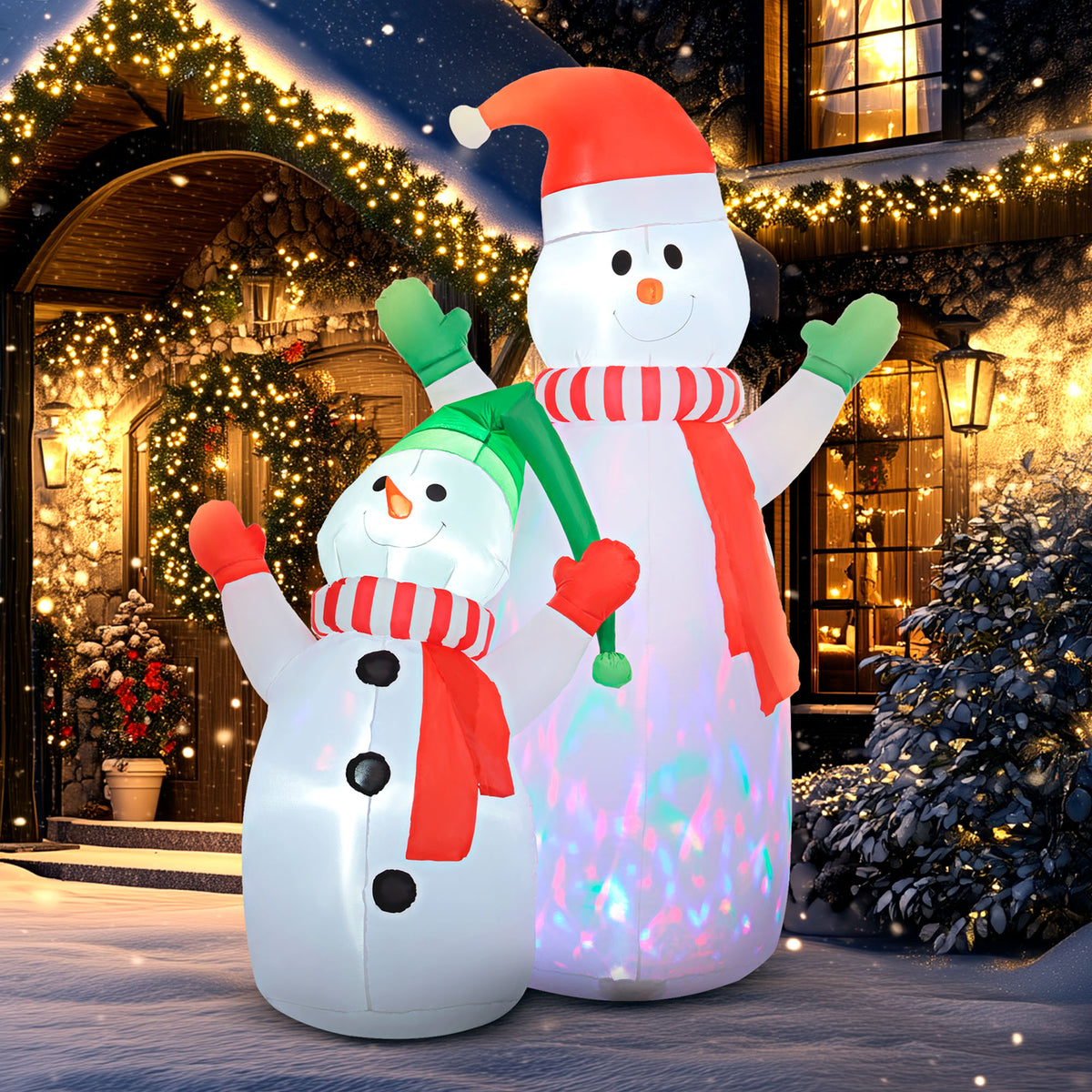 Dúo de muñecos de nieve hinchables iluminados junto a una casa con guirnaldas de luces