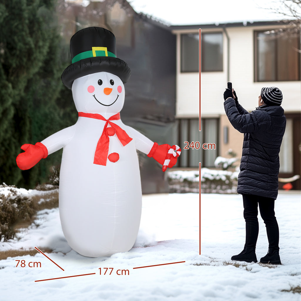 Medidas del muñeco de nieve hinchable: 240 cm de alto, 177 cm de ancho y 78 cm de fondo, junto a una persona