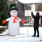 Medidas del muñeco de nieve hinchable: 240 cm de alto, 177 cm de ancho y 78 cm de fondo, junto a una persona