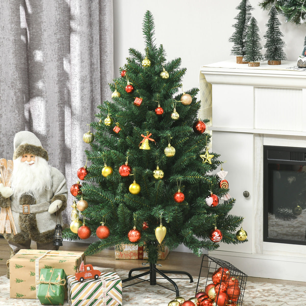 Abeto de Navidad de 120 cm decorado con bolas rojas y doradas junto a una chimenea blanca