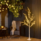 Árbol de abedul luminoso en una fiesta