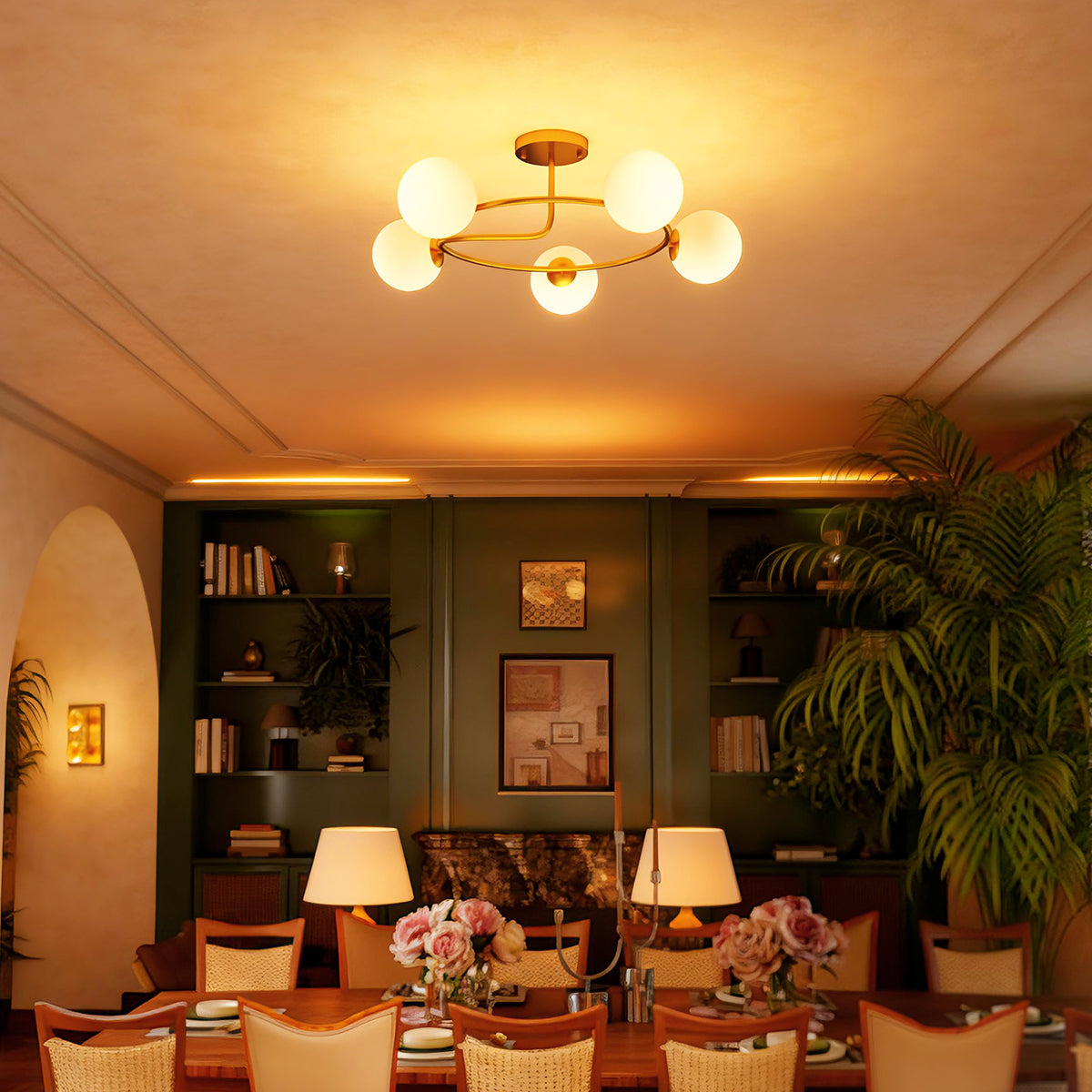 Lámpara de techo dorada de cinco luces sobre un comedor con mesa y sillas