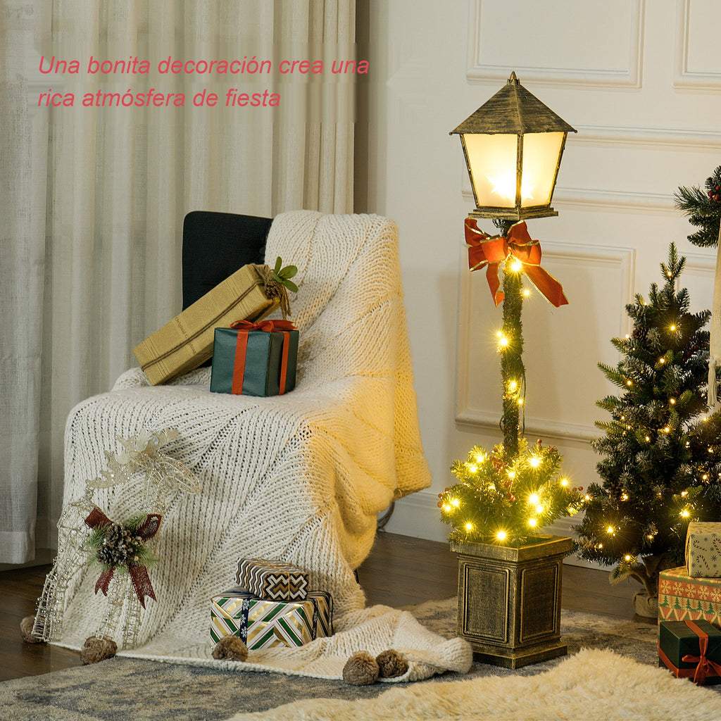 Una bonita decoración crea una rica atmósfera de fiesta: farol de Navidad LED junto a un sillón con regalos